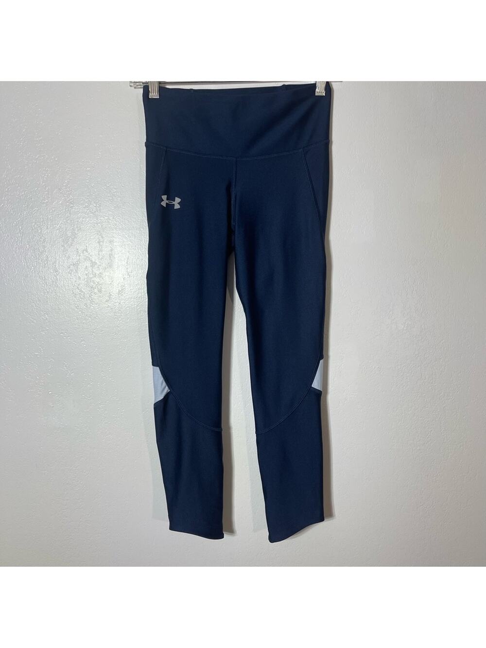 Under Armour, Compression Capris, Navy Blue, Size Small. In excellent condition!